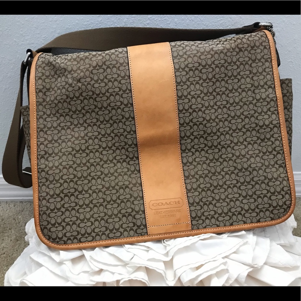 Coach Messenger, great condition, versatile uses!